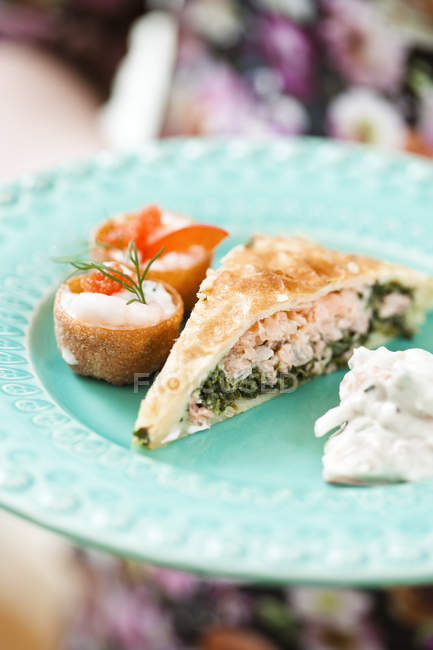 Gros plan de tarte au saumon sur assiette verte — Photo de stock