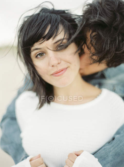 Namorado abraçando e beijando namorada, foco em primeiro plano — Fotografia de Stock