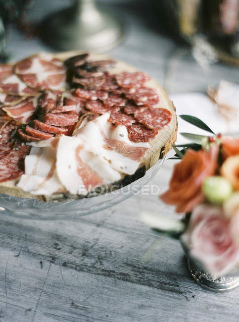 Auswahl an geschnittenem italienischem Fleisch auf Schneidebrett — Stockfoto