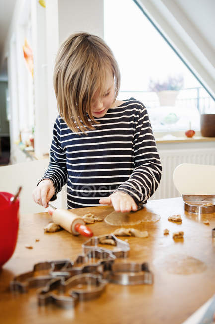 Menina fazendo biscoitos, foco diferencial — Fotografia de Stock