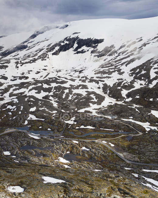 Snowcapped montanha inclinação em mais og Romsdal — Fotografia de Stock