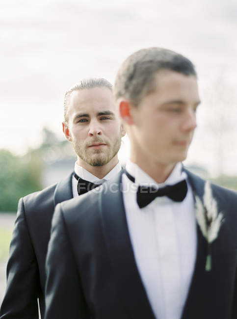Retrato de novios en boda gay - foto de stock