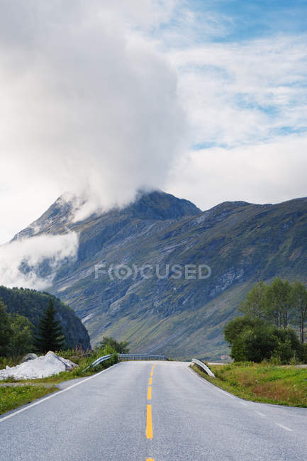 Vue le long de la route menant à travers la vallée de montagne — Photo de stock