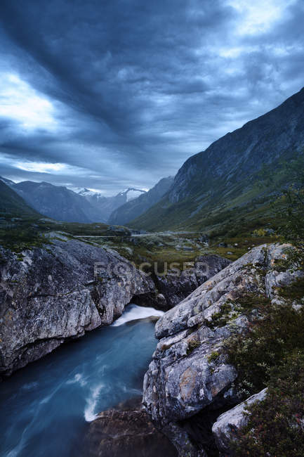 Nuages sombres sur la vallée du fjord et les montagnes — Photo de stock
