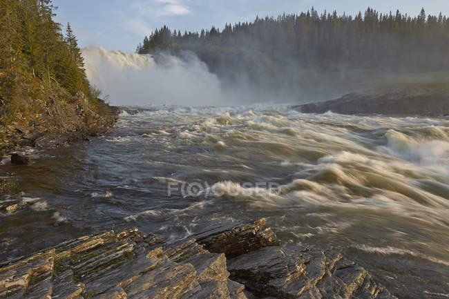Rocce con acqua che scorre della cascata di Hylstrommen — Foto stock