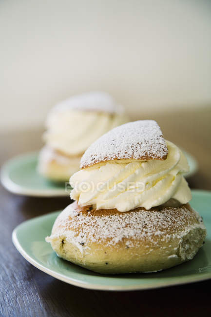 Close up shot of cream cake dessert on saucer — Stock Photo