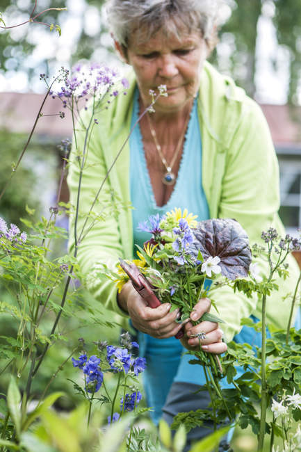 Femme âgée jardinage, objectif sélectif — Photo de stock
