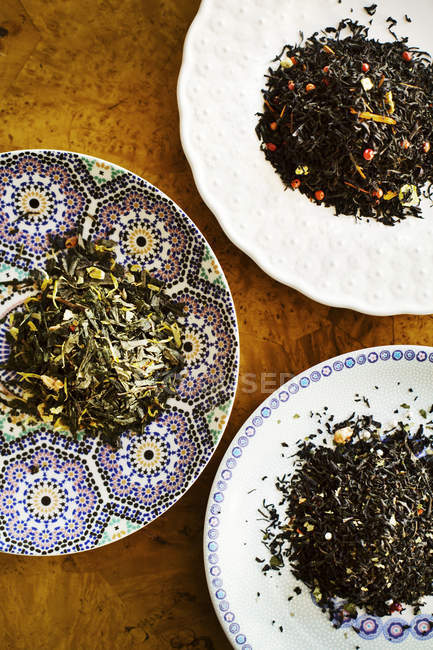 Вид зверху на сушений чай на декоративних тарілках — стокове фото