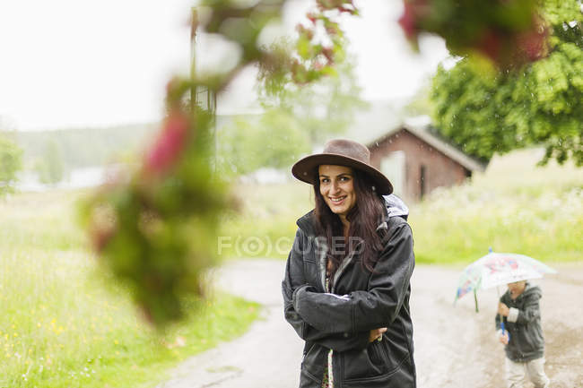 Retrato de mujer de pie bajo la lluvia, enfoque selectivo - foto de stock