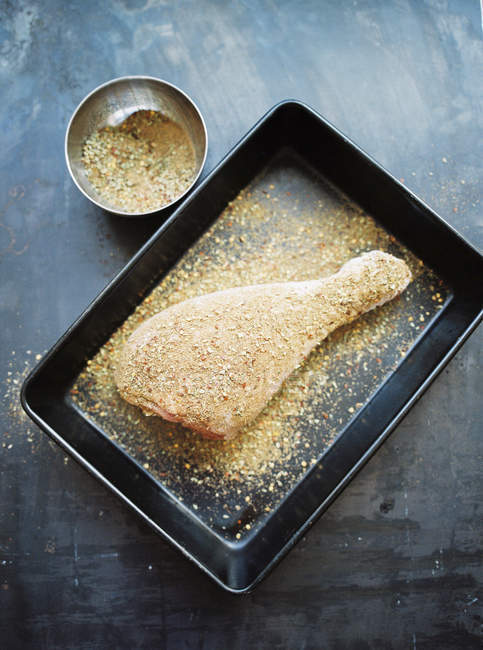Leg of pork covered with spices in baking tray — Stock Photo
