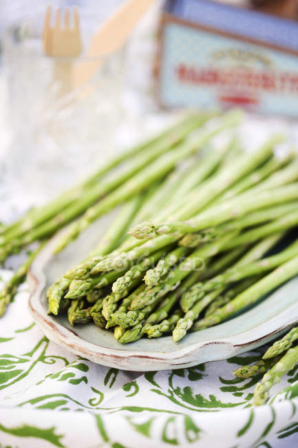 Elevated view of plate with fresh asparagus — Stock Photo