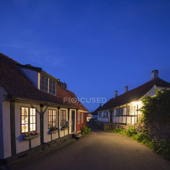 Vista panorâmica da pequena rua iluminada à noite — Fotografia de Stock