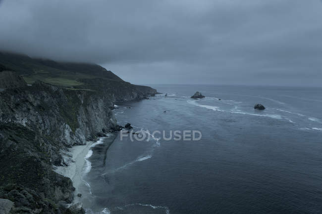 Vista elevada de la costa del océano Pacífico - foto de stock