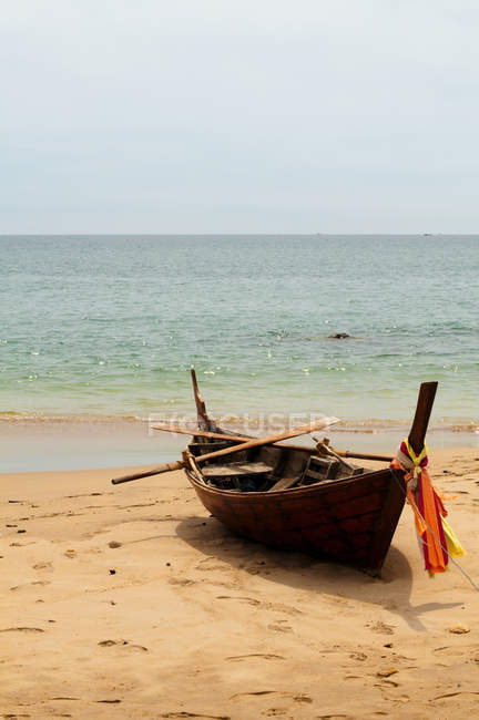Вид спереди деревянной лодки на пляже — стоковое фото