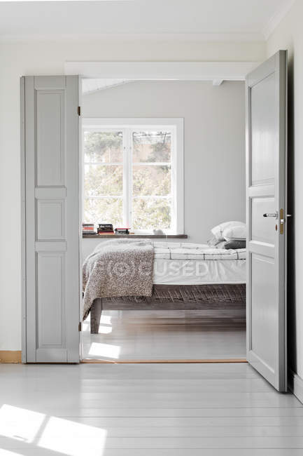 Aperto porta a camera da letto, interno della casa — Foto stock