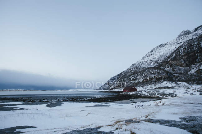 Casa en la costa cubierta de nieve en Bodo, Noruega - foto de stock