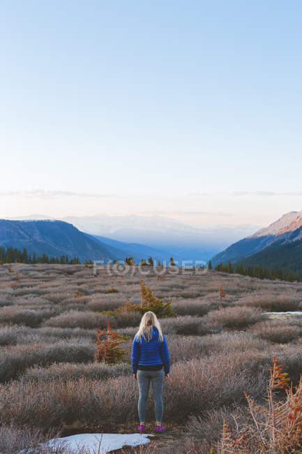 Donna che guarda le montagne, attenzione selettiva — Foto stock