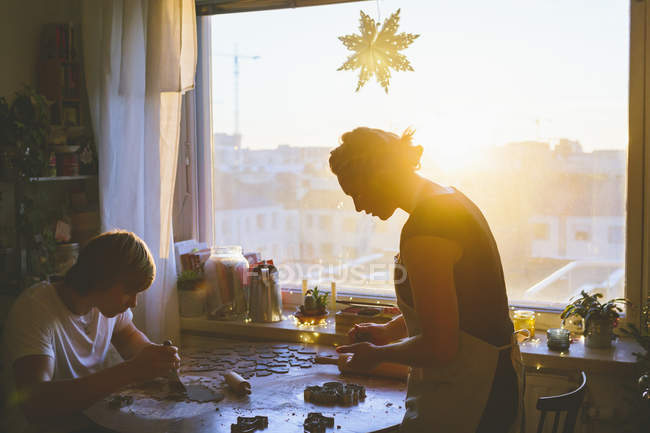 Couple préparant des biscuits de Noël, focus sélectif — Photo de stock