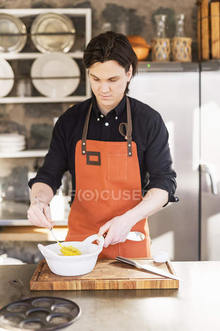 Mann bereitet Essen zu, Fokus auf den Vordergrund — Stockfoto