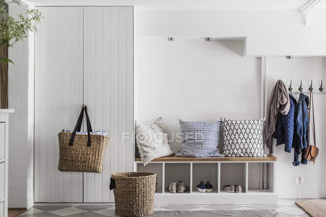 Hall de entrada con muebles blancos, interior del hogar - foto de stock