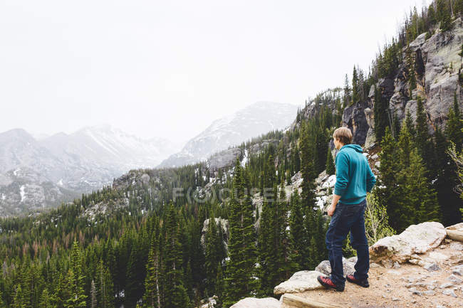 Homem olhando para montanhas no Parque Nacional da Montanha Rochosa — Fotografia de Stock