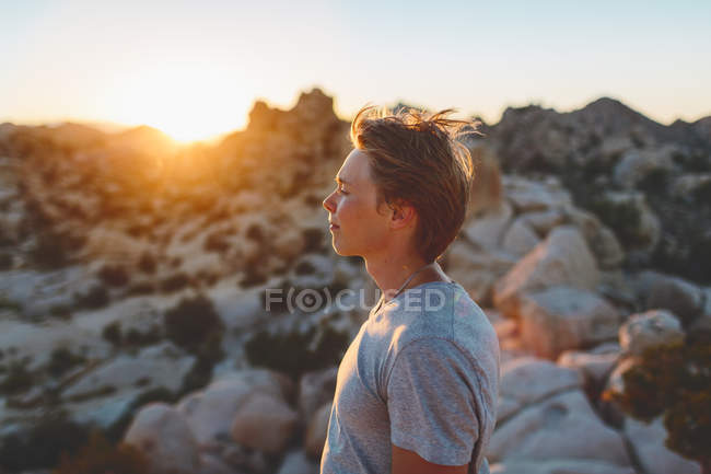 Jovem contemplando ao pôr do sol no Parque Nacional Joshua Tree — Fotografia de Stock