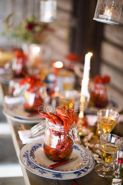Jarra com lagostim cozido fresco servido em pratos — Fotografia de Stock