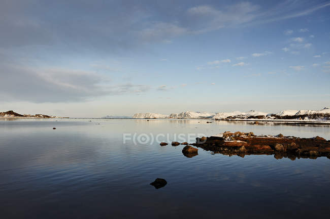 Vista panorámica del lago con montañas nevadas en distante - foto de stock