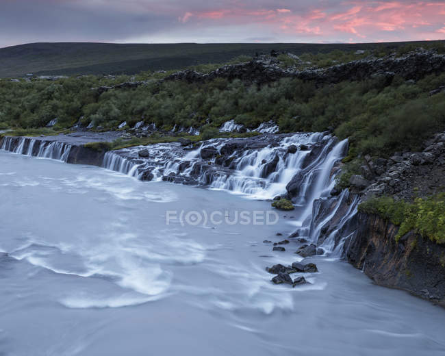 Длительная экспозиция водопада Храунфоссар в Исландии — стоковое фото
