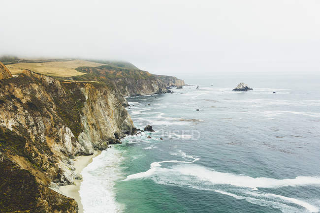 Erhöhter Blick auf die felsige Küste bei Big sur — Stockfoto