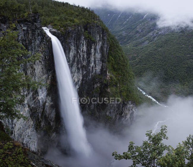 Cordilheira de Jotunheimen e vale de Utladalen com cachoeira Vettisfossen — Fotografia de Stock
