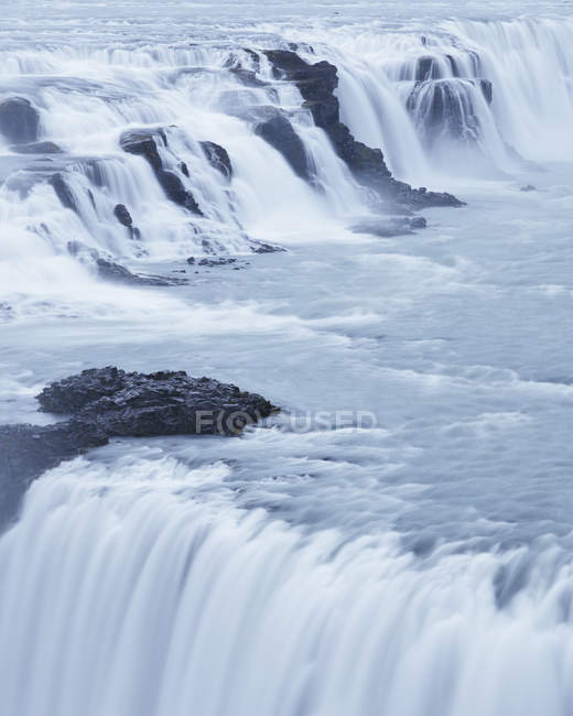 Écoulement de la cascade de Gullfoss avec vapeur sur la rivière Hvita en Islande — Photo de stock