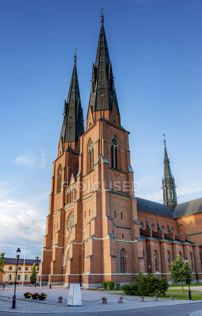 Sol iluminado Uppsala catedral sob céu azul — Fotografia de Stock