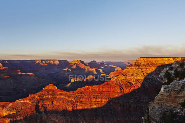 Sol iluminado rochas do Grand Canyon na luz do sol — Fotografia de Stock