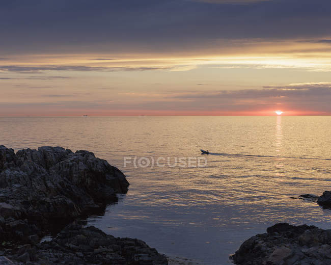 Vista panorâmica do mar sob céu temperamental ao pôr-do-sol, Suécia — Fotografia de Stock
