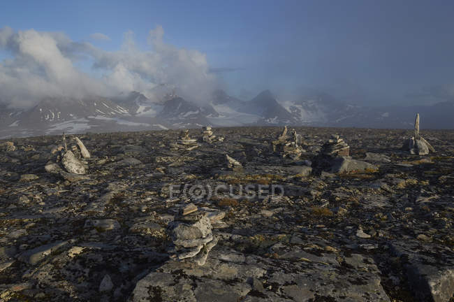 Paesaggio con formazioni rocciose e montagne sullo sfondo — Foto stock