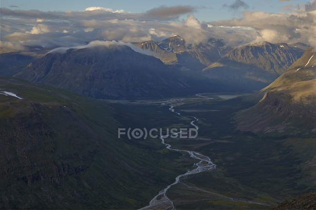 Вид з повітря на гірський хребет і долину — стокове фото