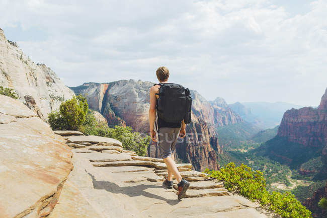 Man hiking in Zion National Park — Stock Photo