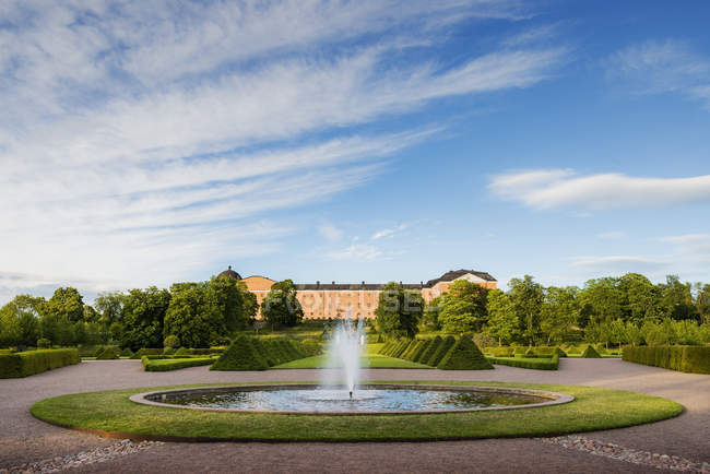 Fountain and building in Linnaean Garden, Uppsala, Sweden — Stock Photo