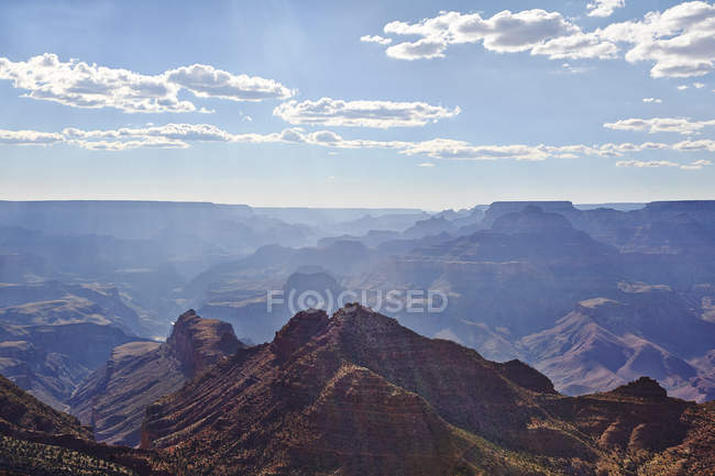 Roches ensoleillées du Grand Canyon à la lumière du soleil — Photo de stock