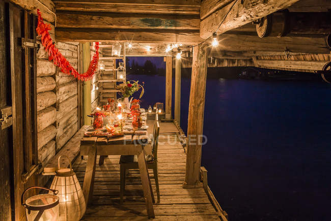 Патио со свежими раками на деревянном столе — стоковое фото