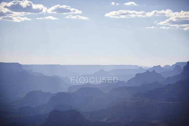 Blauer Himmel und silhouettierter Grand Canyon im hellen Sonnenlicht — Stockfoto