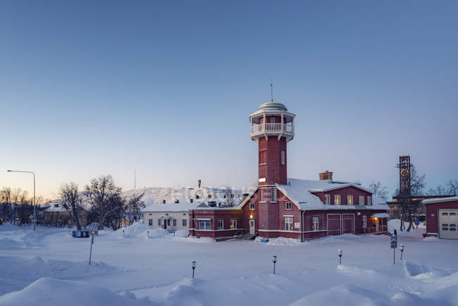 Backsteinbau mit Turm gegen klaren Himmel im Winter — Stockfoto