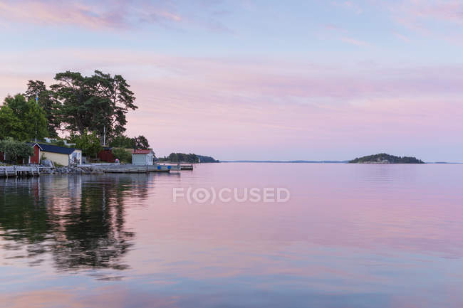 Vecchio porto dell'arcipelago di Stoccolma con pontile al tramonto — Foto stock