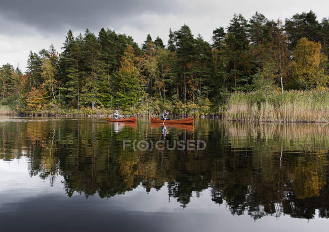 Homme pagayant canot sur le lac — Photo de stock