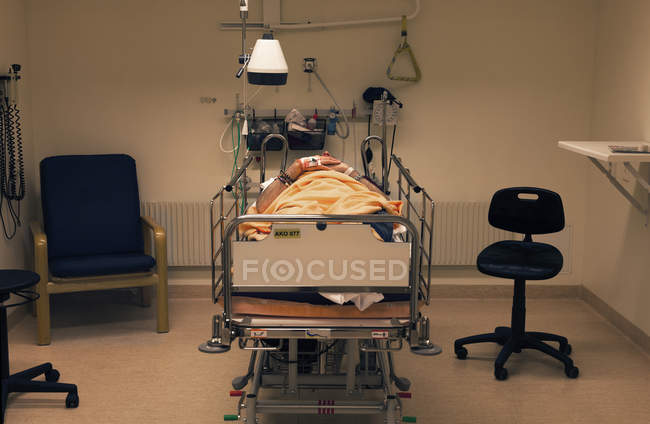 Hombre maduro acostado en la cama del hospital - foto de stock