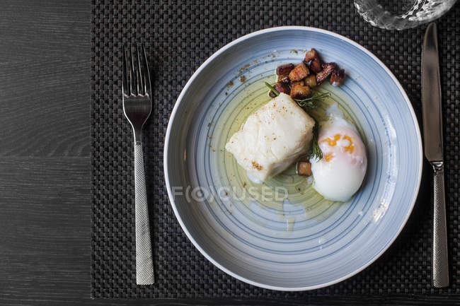 Vista dall'alto del piatto con pesce e uovo in camicia — Foto stock