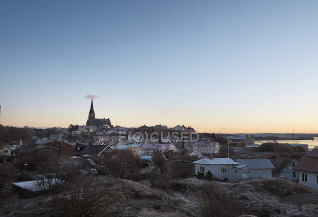Мальовничі townscape місті Lysekil під час заходу сонця — стокове фото
