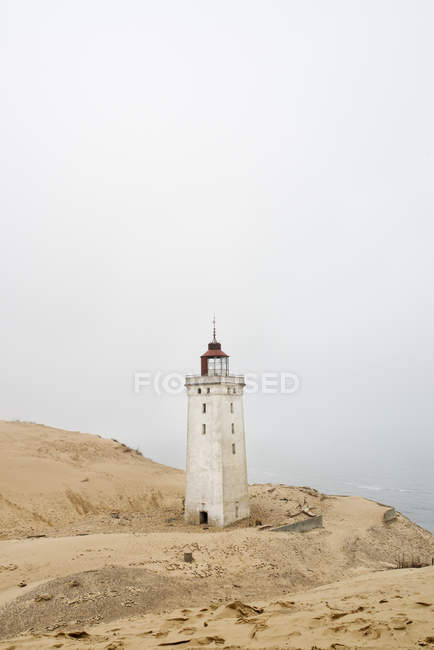 Malerischer Blick auf den Leuchtturm Rubjerg Knude mit Nebel im Hintergrund, Dänemark — Stockfoto