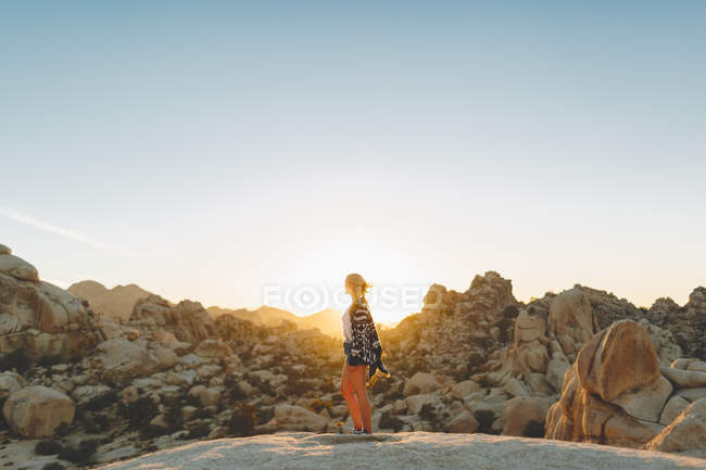 Жінка, стоячи на скелі на території Національного парку Джошуа дерева — стокове фото